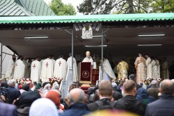 Sute de credincioși au participat miercuri la slujba arhierească prilejuită de cinstirea Sfântului Ioan cel Nou de la Suceava