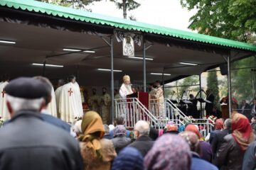 Sute de credincioși au participat miercuri la slujba arhierească prilejuită de cinstirea Sfântului Ioan cel Nou de la Suceava