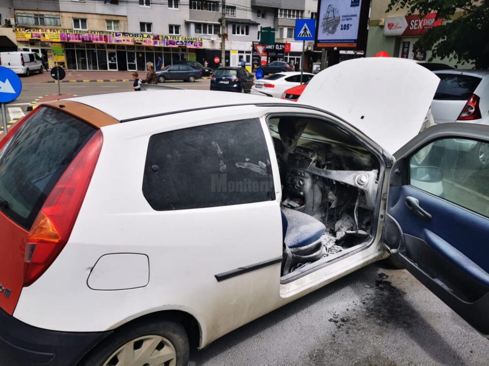 În Suceava, în zona „Mobilă”, în cartierul George Enescu, un autoturism a luat foc la compartimentul motor