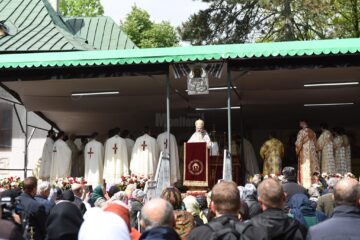 Sute de credincioși au participat miercuri la slujba arhierească prilejuită de cinstirea Sfântului Ioan cel Nou de la Suceava