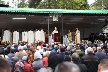 Sute de credincioși au participat miercuri la slujba arhierească prilejuită de cinstirea Sfântului Ioan cel Nou de la Suceava