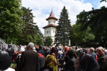 Sute de credincioși au participat miercuri la slujba arhierească prilejuită de cinstirea Sfântului Ioan cel Nou de la Suceava