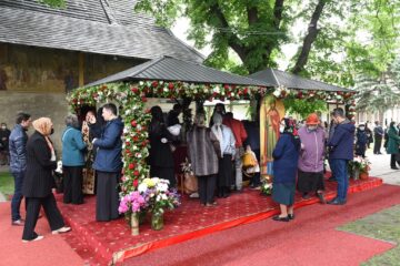 Racla în care sunt păstrate moaștele Sfântului Mare Mucenic a fost scoasă în curtea mănăstirii