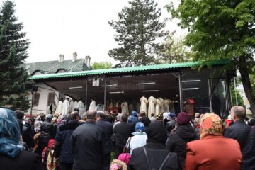 Sute de credincioși au participat miercuri la slujba arhierească prilejuită de cinstirea Sfântului Ioan cel Nou de la Suceava