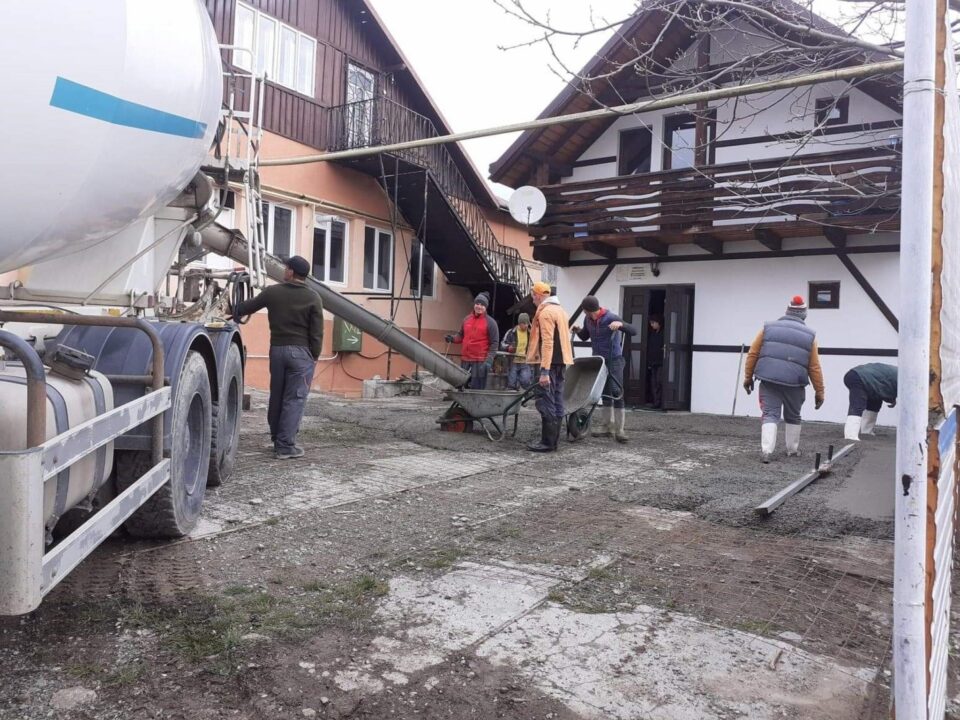 O familie generoasă a sponsorizat amenajarea curții interioare a Centrului pentru copilul aflat în dificultate Gura Humorului