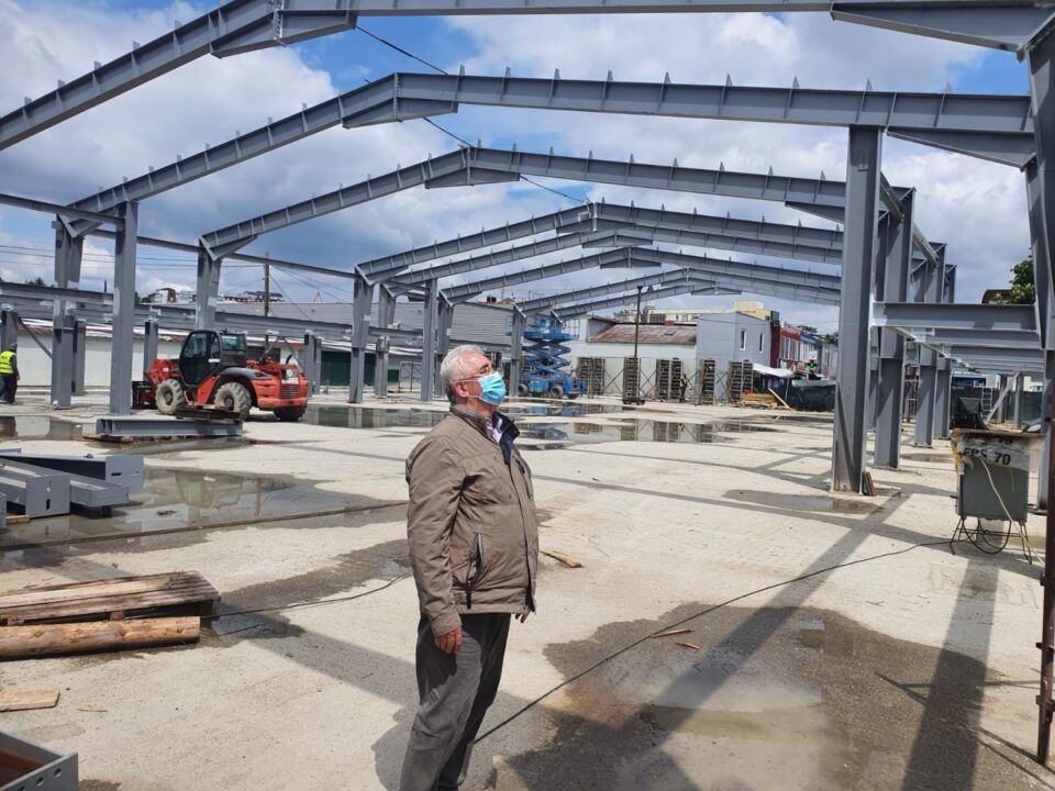 Lucrările de construire a noii Piețe George Enescu avansează vizibil, acum fiind montate structurile metalice, peste parcarea subterană