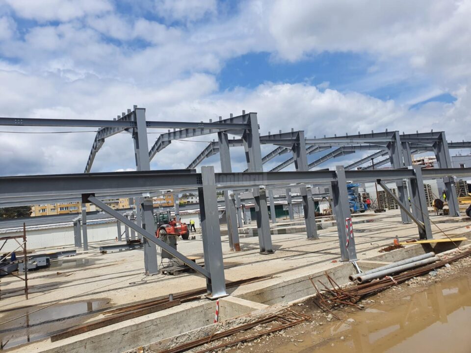 Lucrările de construire a noii Piețe George Enescu avansează vizibil, acum fiind montate structurile metalice, peste parcarea subterană