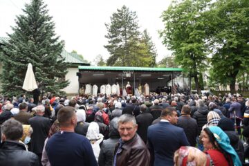 Sute de credincioși au participat miercuri la slujba arhierească prilejuită de cinstirea Sfântului Ioan cel Nou de la Suceava