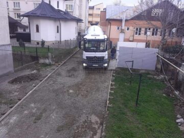 O familie generoasă a sponsorizat amenajarea curții interioare a Centrului pentru copilul aflat în dificultate Gura Humorului