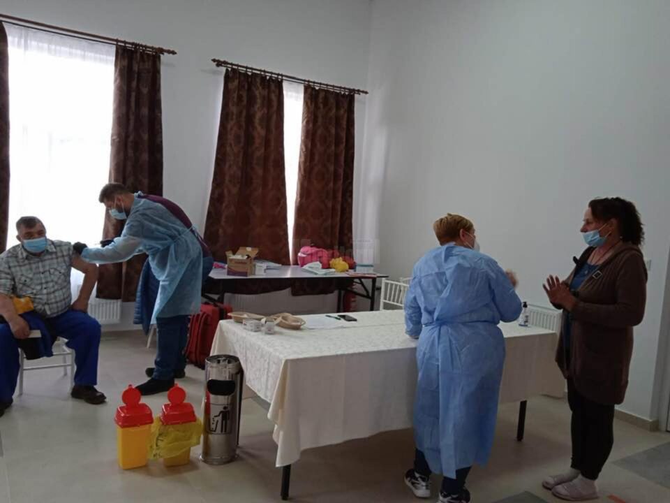 Vaccinare Dornișoara, comuna Poiana Stampei foto FB primar Viluț Mezdrea