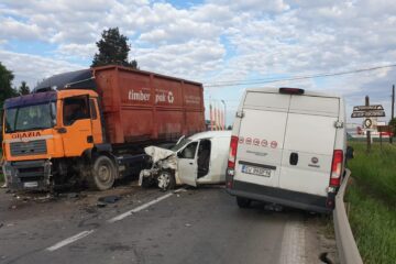 Un accident grav, în care au fost implicate trei autoutilitare și un camion, s-a produs vineri, în jurul orei 18.30, pe DN 17, la intrarea în Gura Humorului dinspre Păltinoasa