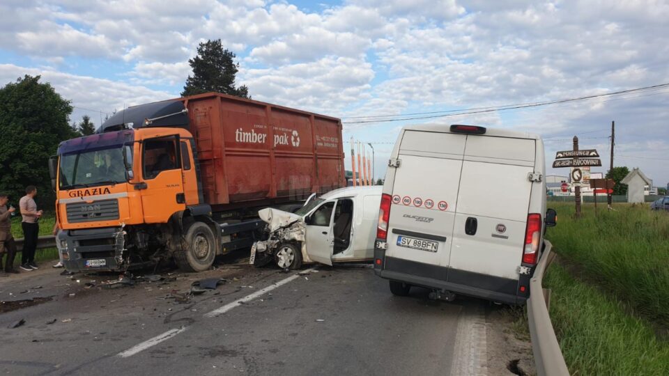 Un accident grav, în care au fost implicate trei autoutilitare și un camion, s-a produs vineri, în jurul orei 18.30, pe DN 17, la intrarea în Gura Humorului dinspre Păltinoasa