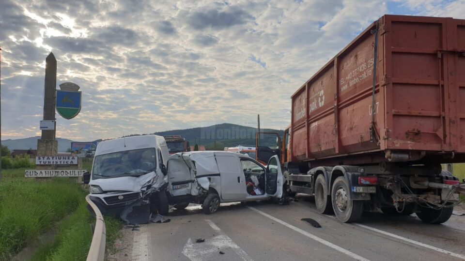 Un accident grav, în care au fost implicate trei autoutilitare și un camion, s-a produs vineri, în jurul orei 18.30, pe DN 17, la intrarea în Gura Humorului dinspre Păltinoasa