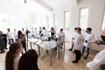Modul de preparare al bucătarului francez, studiat îndeaproape de studenții suceveni. Foto Ema Motrescu