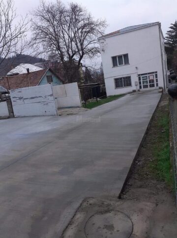 O familie generoasă a sponsorizat amenajarea curții interioare a Centrului pentru copilul aflat în dificultate Gura Humorului