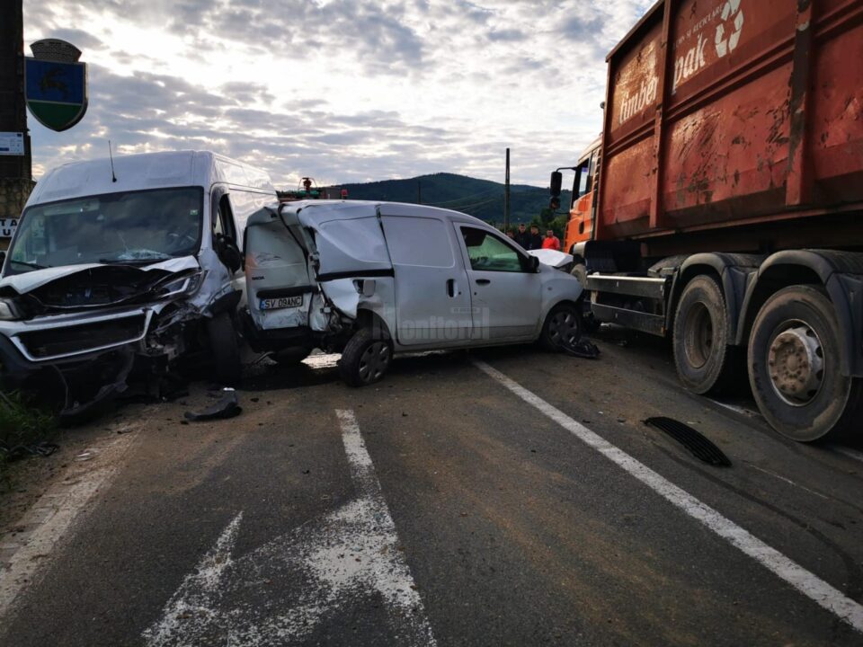 Un accident grav, în care au fost implicate trei autoutilitare și un camion, s-a produs vineri, în jurul orei 18.30, pe DN 17, la intrarea în Gura Humorului dinspre Păltinoasa