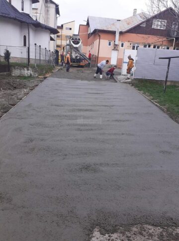 O familie generoasă a sponsorizat amenajarea curții interioare a Centrului pentru copilul aflat în dificultate Gura Humorului