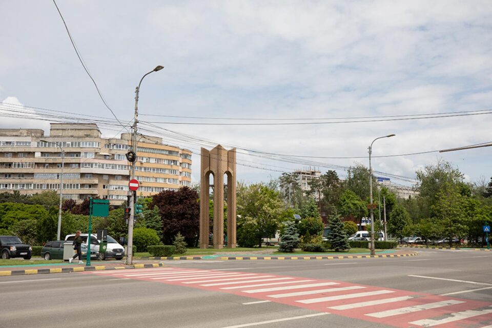 Intersecția bulevardului principal, 1 Mai, cu Calea Obcinilor, unde va fi amenajat un sens giratoriu diferit de cele tradiționale 2 foto Ema Motrescu