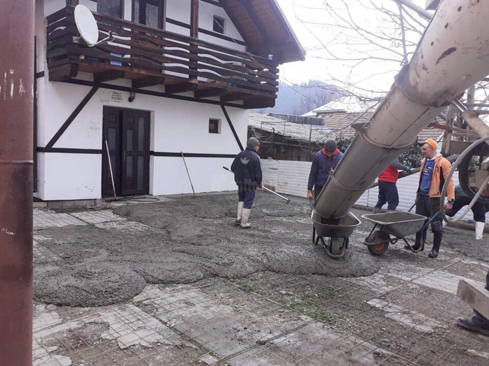 O familie generoasă a sponsorizat amenajarea curții interioare a Centrului pentru copilul aflat în dificultate Gura Humorului