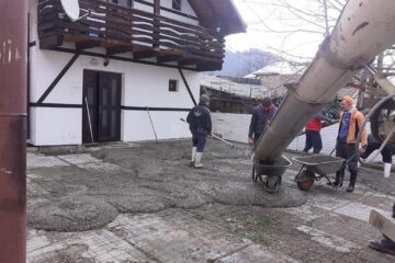 O familie generoasă a sponsorizat amenajarea curții interioare a Centrului pentru copilul aflat în dificultate Gura Humorului