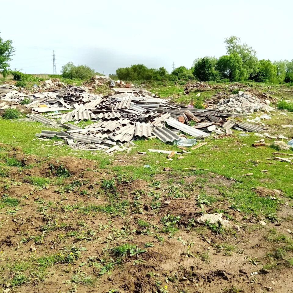 Deșeuri găsite în proximitatea șoselei de centură a municipiului Rădăuți