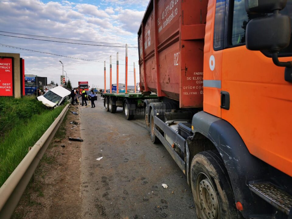 Un accident grav, în care au fost implicate trei autoutilitare și un camion, s-a produs vineri, în jurul orei 18.30, pe DN 17, la intrarea în Gura Humorului dinspre Păltinoasa