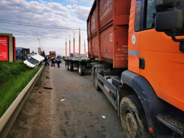Un tânăr de 17 ani, beat la volan, a provocat un grav accident, cu patru mașini implicate