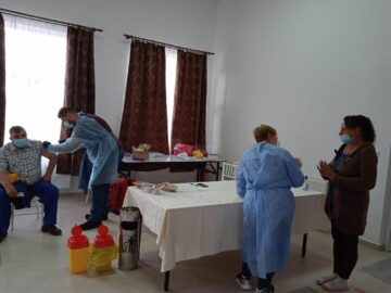 Echipă mobilă la Dornișoara, sat izolat unde 30 de localnici au cerut vaccinarea anticovid. Foto Facebook primar Viluț Mezdrea