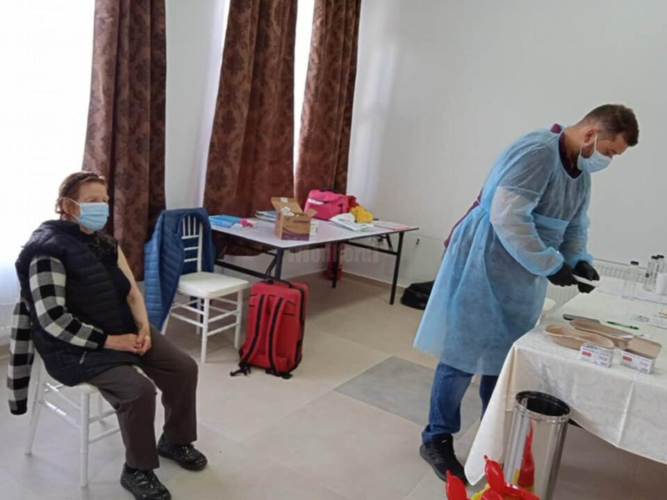 Echipă mobilă la Dornișoara, sat izolat unde 30 de localnici au cerut vaccinarea anticovid. Foto Facebook primar Viluț Mezdrea Echipă mobilă la Dornișoara, sat izolat unde 30 de localnici au cerut vaccinarea anticovid. Foto Facebook primar Viluț Mezdrea