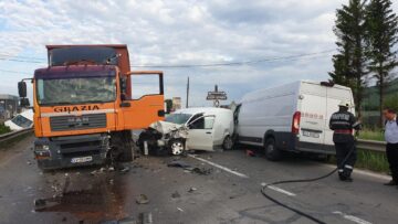 Un tânăr de 17 ani, beat la volan, a provocat un grav accident, cu patru mașini implicate