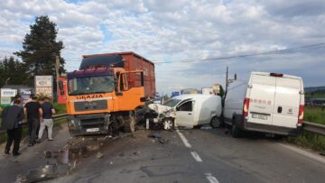 Un tânăr de 17 ani, beat la volan, a provocat un grav accident, cu patru mașini implicate