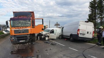 Un tânăr de 17 ani, beat la volan, a provocat un grav accident, cu patru mașini implicate