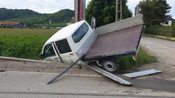 Un tânăr de 17 ani, beat la volan, a provocat un grav accident, cu patru mașini implicate