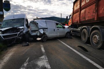 Un tânăr de 17 ani, beat la volan, a provocat un grav accident, cu patru mașini implicate