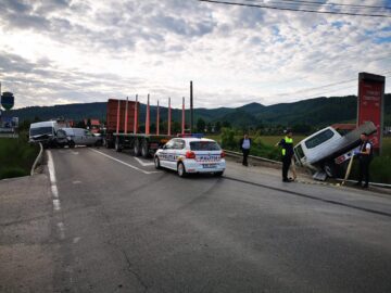 Un tânăr de 17 ani, beat la volan, a provocat un grav accident, cu patru mașini implicate