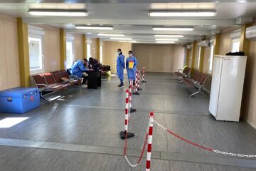 Primii șase pasageri vaccinați anticovid la Aeroportul „Ștefan cel Mare” au fost de la zborul Luton-Suceava