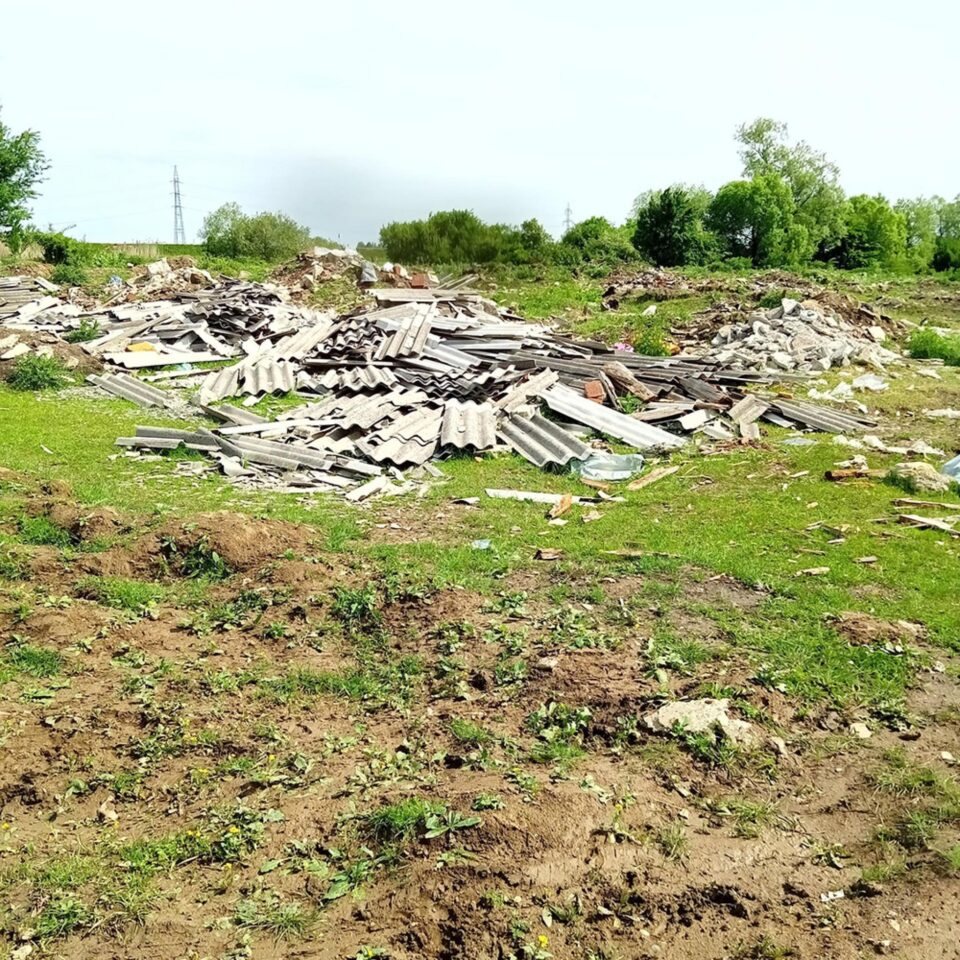 Deșeuri găsite în proximitatea șoselei de centură a municipiului Rădăuți