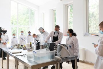 Demonstrație gastronomică a unui chef francez pentru studenții Facultății de Inginerie Alimentară din USV. Foto Ema Motrescu