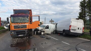 Un tânăr de 17 ani, beat la volan, a provocat un grav accident, cu patru mașini implicate