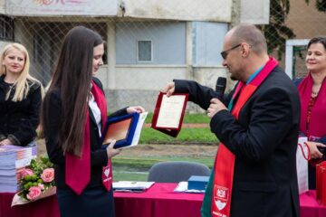 Șefa de promoție de la Colegiul Național (CN) „Eudoxiu Hurmuzachi” din Rădăuți, Miriam Avram