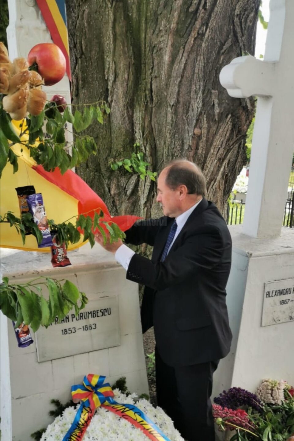 Manifestările s-au încheiat la bustul lui Ciprian Porumbescu, acolo unde Niculai Barbă a depus o coroană de flori