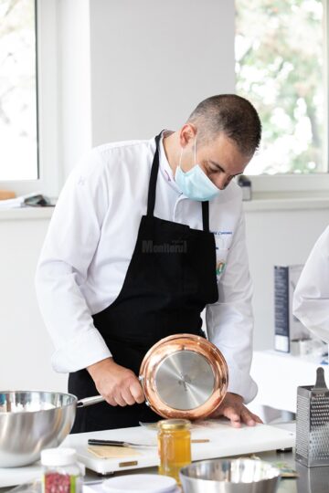 Chef David Contant gătește în prezența studenților de la Știinte Gastronomice. Foto Ema Motrescu