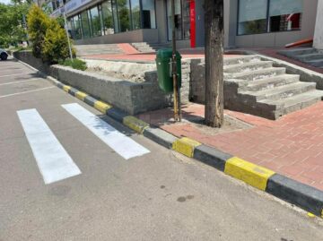 Trecerea de pietoni din apropierea Casei Cărții a fost trasată până într-un zid de pe marginea străzii