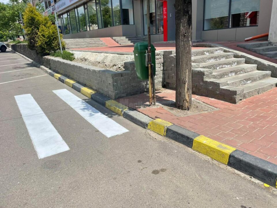 Trecerea de pietoni din apropierea Casei Cărții a fost trasată până într-un zid de pe marginea străzii