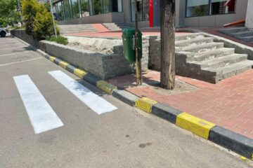 Trecerea de pietoni din apropierea Casei Cărții a fost trasată până într-un zid de pe marginea străzii