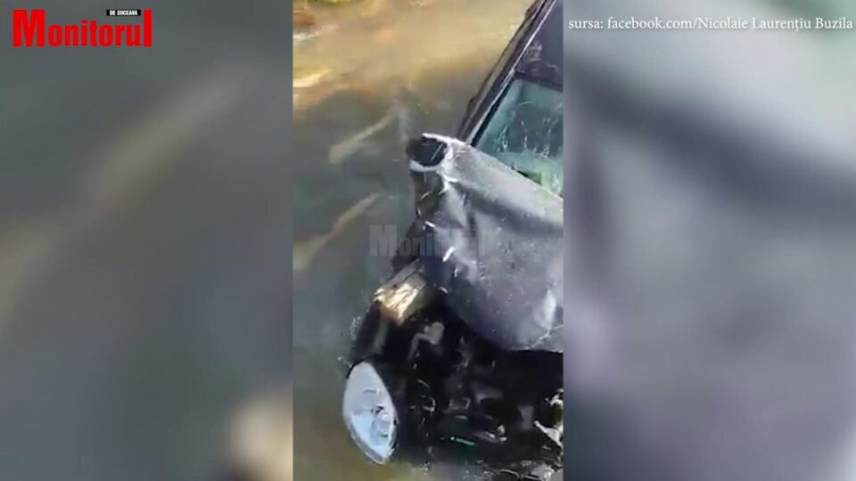 Un tânăr s-a răsturnat cu mașina în apă, iar o bârnă a intrat prin parbriz