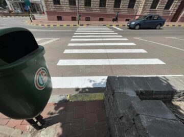 Trecerea de pietoni din apropierea Casei Cărții a fost trasată până într-un zid de pe marginea străzii