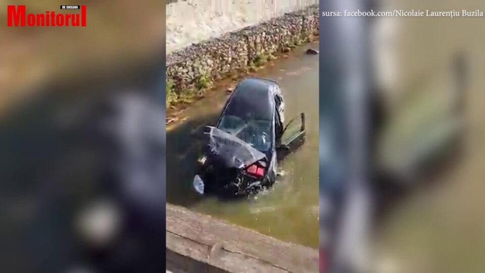 Un tânăr s-a răsturnat cu mașina în apă, iar o bârnă a intrat prin parbriz