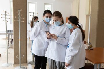 Studenți consultând comparativ rețete de preparare pe internet. Foto Ema Motrescu