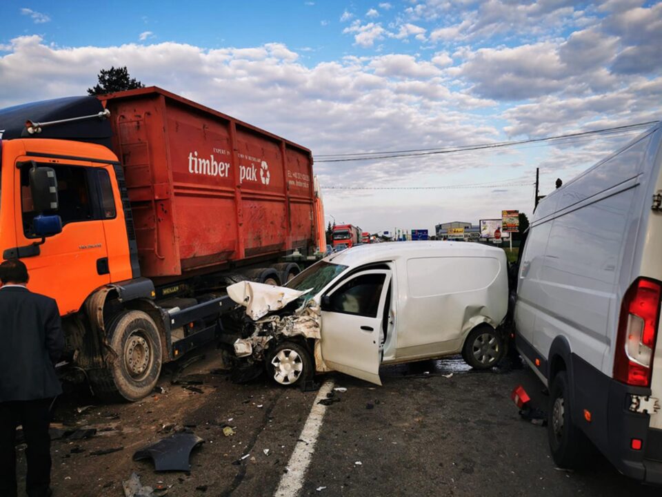 Un tânăr de 17 ani, beat la volan, a provocat un grav accident, cu patru mașini implicate Un tânăr de 17 ani, beat la volan, a provocat un grav accident, cu patru mașini implicate